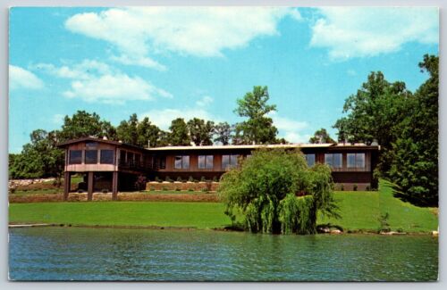 Postcard Lakewood Inn, Overlooking Goguac Lake, Battle Creek Michigan Unposted