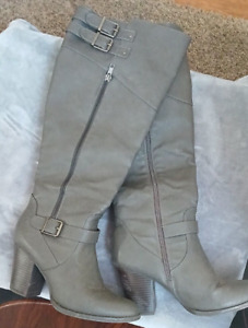 Women's Luz Grey boots US 9
