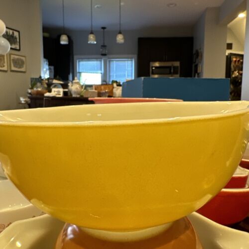 Set Of 2 Vintage PYREX 2.5 Qt. Avocado Green Mixing And Yellow/Serving Bowl 443