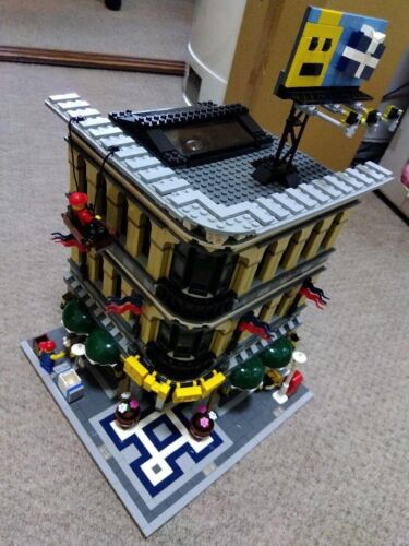 LEGO Creator Expert Modular Buildings Grand Emporium 10211 In 2010