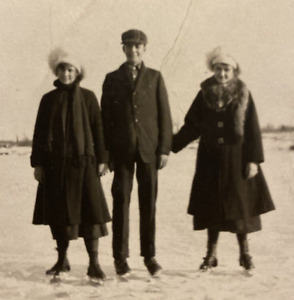 New ListingAntique 1910s-1920s Ice Skating Man Women Pond Winter Original Real Photo P11h13