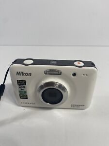Nikon COOLPIX S30 10.1MP Digital Camera Waterproof White Works Good!