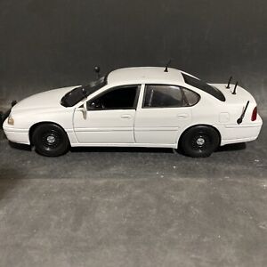 Motormax 1:24 Scale Chevrolet Impala 2002 Blank White Police Car With L/Bars