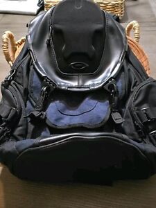 Oakley Bathroom Sink Backpack - Stealth Black. Shipping PROMPTLY Fast