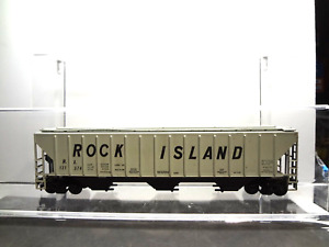 ATHEARN HO SCALE ROCK ISLAND 3-BAY COVERED HOPPER CAR #131374 B8