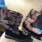 Sakura Women’s feather pattern Active Snow mid calf Boots size 8 suede/poly