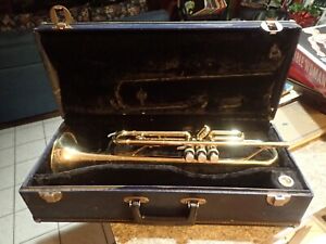 Holton T602R Trumpet Serial# 026128 with mouth piece gold color with hard case
