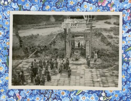 1940s CHINESE BANDITS EXECUTE A PRISONER BY HANGING CHINA SMALL PHOTO