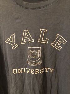 Yale University T-￼Shirt Mens Sz Medium Short Sleeve Blue Distressed Graphics