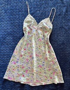 Vintage floral silky slip dress!￼ Coquette Style Size Fits Xs-m Best