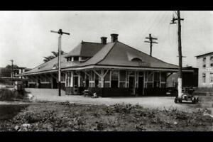 Photo:Newton Railroad Station,RR,Automobile,United States,America