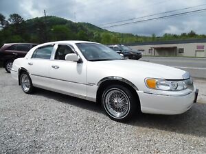 New Listing2000 Lincoln Town Car