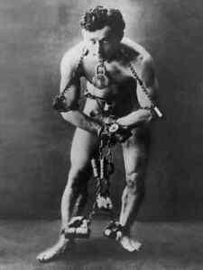POSTCARD / Harry Houdini in chains, 1920