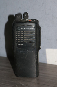 Motorola HT750 AAH25SDC9AA2AN UHF R2 Portable No Antenna , PRE-OWNED .