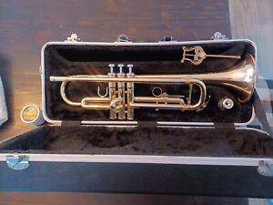 New ListingYamaha Advantage TR1 Trumpet Gold Brass and Mouthpiece And Music Holder