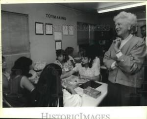 1989 Press Photo Mrs. Barbara Bush visits the adult class in Texas Schools