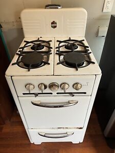 White Wedgewood Vintage 1950’s Style Apartment Stove (Gas)