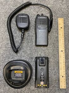 Motorola AAH25KDC9AA3AN HT750 2-Way Portable Radio VHF 136-174 MHz w/ Mic & Dock