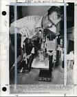 1975 Press Photo Dr. Garry Salzman in his Los Alamos, New Mexico laboratory