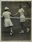 1940 Press Photo Helen Jacobs shakes hands with Alice Marble following match