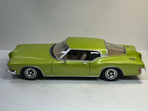 Road Signature 1971 Buick Riviera GS Very Rare Lime Green Color 1:18 Die Cast