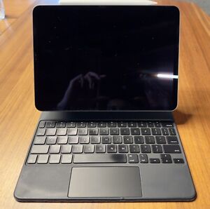 iPad Pro 1st Gen / 11 in / 256GB / Wi-Fi + Apple Magic Keyboard + Apple Pencil 2