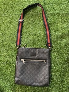 Gucci GG Supreme Canvas Messenger Bag In Black (523599 K5RLN 1095) FLAW SHOWN