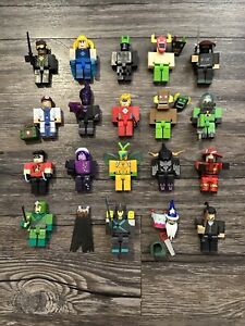 18 Mix and Match Roblox Figures and Accessories (ToyBox 19)