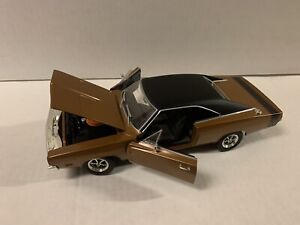 1969 Dodge Coronet Super Bee, Yellow/Black 440 Six Pack: MotorMax  1:18 Diecast