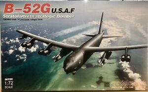 MODELCOLLECT 1:72 UA72202 BOEING B-52G STRATOFORTRESS STRATEGIC BOMBER MODEL KIT