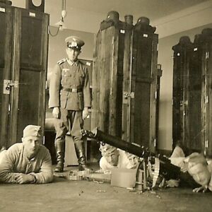 FUN Pic Wehrmacht Soldiers Laying on Barracks Floor w/ MG.08/15 Machine Gun!!!