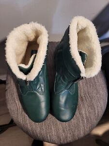 Pretty Green Snow Boots By Sno Country Size 8W Sherpa Like Lined