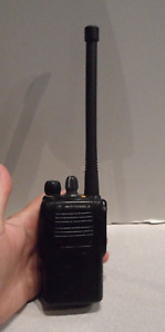 Motorola EX500 VHF Radio 136-174 MHz 5W Two Way Radio AAH38KDC9AA3AN w/Batt