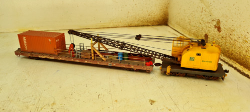HO Walthers/Atlas MOW crane with custom tender/tool car BN Weathered