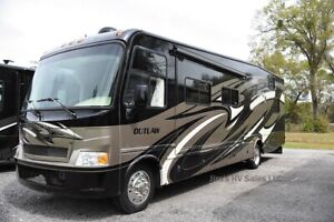 2013 Thor Motor Coach Outlaw 3611 Toy Hauler Class A Gas Motorhome RV Low Miles