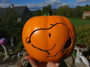 Halloween SNOOPY Peanuts Pumpkin Jack-O-Lantern Plastic Carved Lights Up