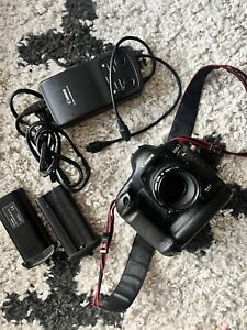 Canon 1ds Mark ii + 50mm F1.8 + Extra Battery + Charger + DC Coupler