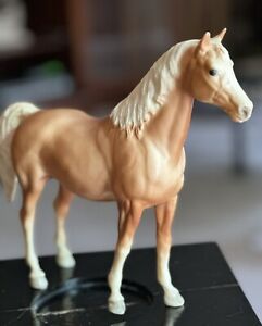 Breyer Horse, Family Arabian Mare, Matte Palomino, Model 5. Post 1970. 