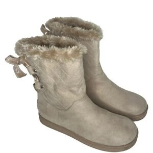 Guess Women's Allyse Sand Logo Bow Suede Faux Fur Quilt Boots Size 9M