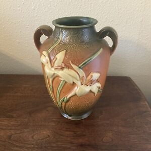 New ListingROSEVILLE USA Art Pottery VASE URN 134-8 Zephyr Lily Green & Brown Vintage
