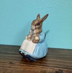 New ListingVintage Beatrix Potter Mrs. Rabbit and Bunnies Figurine 1976! EUC🤩