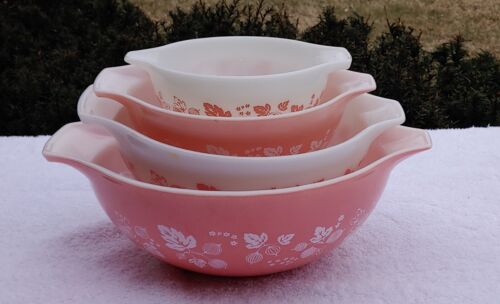 Set of 4 Vintage Pyrex Gooseberry Pink White Cinderella Nesting Bowls