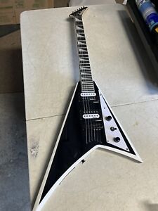 Jackson JS Series Rhoads JS32T Electric Guitar Black and White, chips, used
