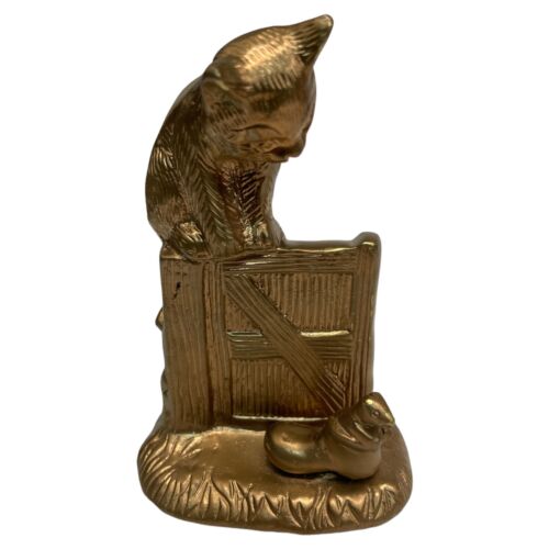 VINTAGE SOLID BRASS CAT/KITTEN ON A DOOR LOOKING DOWN AT A SQUIRREL IN A SHOE