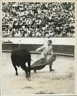 1956 Press Photo Colombian Bullfighter Bertha Trujillo Runs after Bull Hit