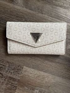 NWT Guess Lathan SLG Trifold White Signature Wallet With Multiple Compartments