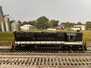 HO Scale, Athearn RTR GP40X  “Southern” #7000 DCC Quick Plug Equipped
