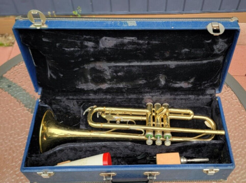 Holton T602R Trumpet Serial# 032574 W/ Bach Mouth Piece - Brass/Gold - Blue Case