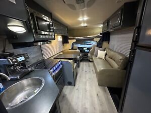 2014 Thor Motor Coach Majestic Model 28A Class C 30ft Ready For Fun Travels!!!