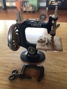 Vintage Mini SINGER Metal Hand Crank Sewing Machine With Clamp